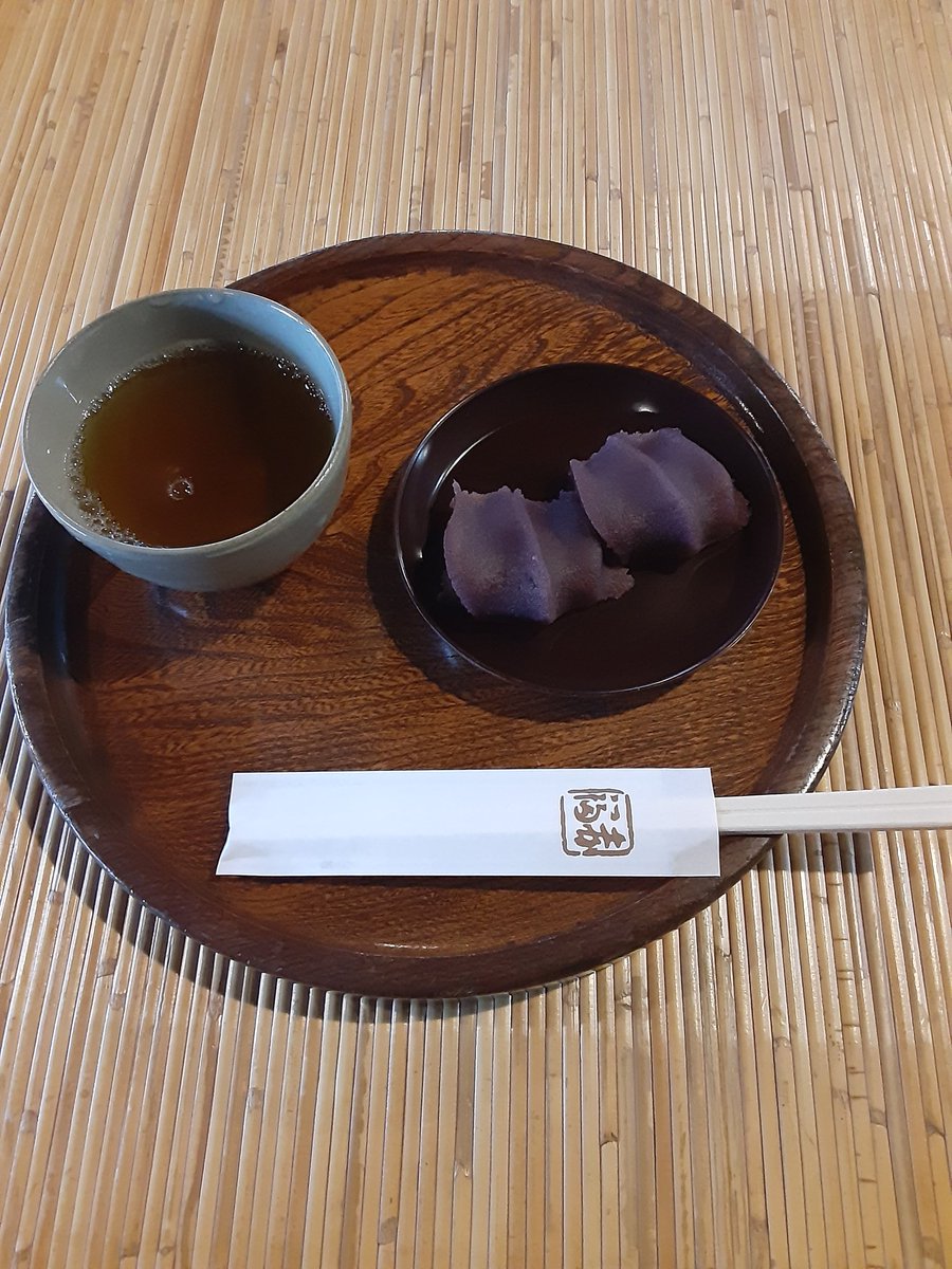 朝早くから伊勢神宮にお参り！朝食は完全栄養食の赤福！伊勢神宮内宮近くのおかげ横丁にある赤福本店は朝早くからやってるの。