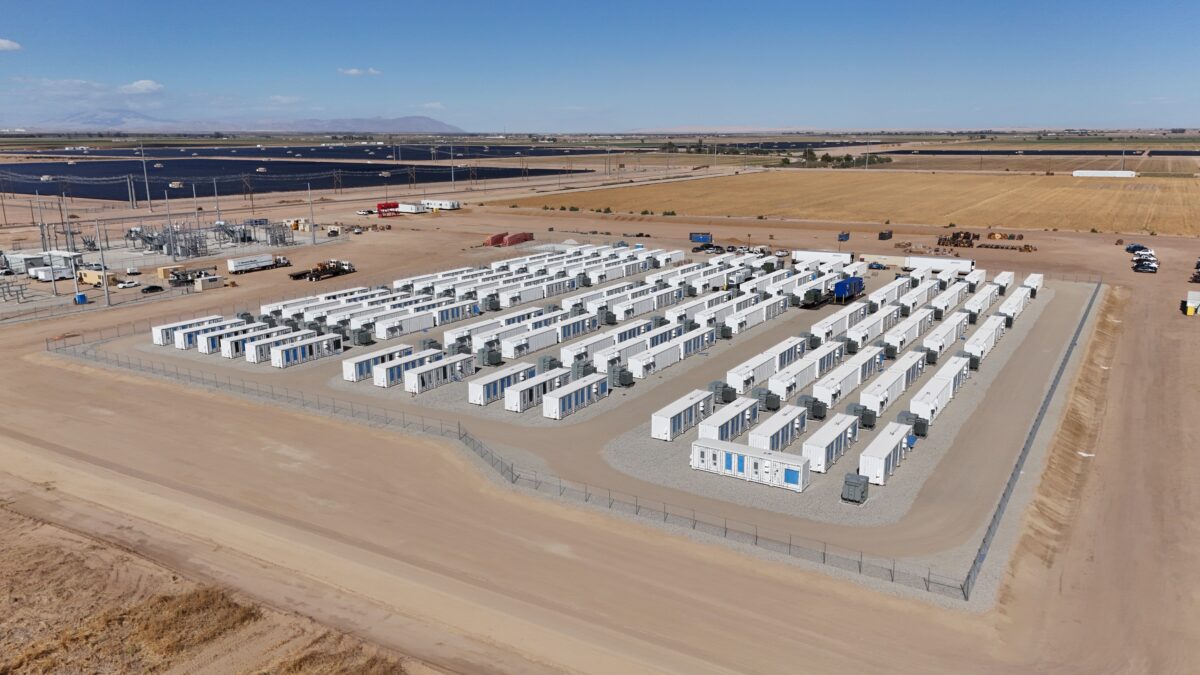 RenewableSearch's tweet image. Via PV Mag: &quot; LS Energy Solutions activates 200 MW / 400 MWh energy storage in California: The Big Rock battery energy storage site is comprised of 137 containerized batteries and will help the California grid meet… dlvr.it/TNBqTq &quot; #BatteryStorage #EnergyStorage #PV