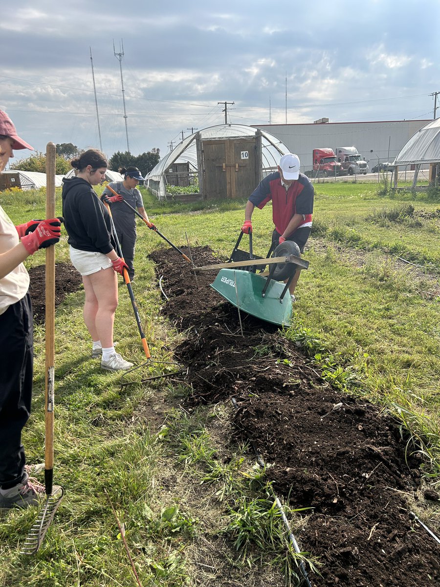 This morning our GIM Wellness &amp; Inclusion/Community Engagement Committees volunteered at Kinship Urban Farm—harvesting fresh produce &amp; building community. Grateful for our partnership with @KinshipFood &amp; support from the Thriving Together grant! <a href="/MedicalCollege/">Medical College of Wisconsin</a>