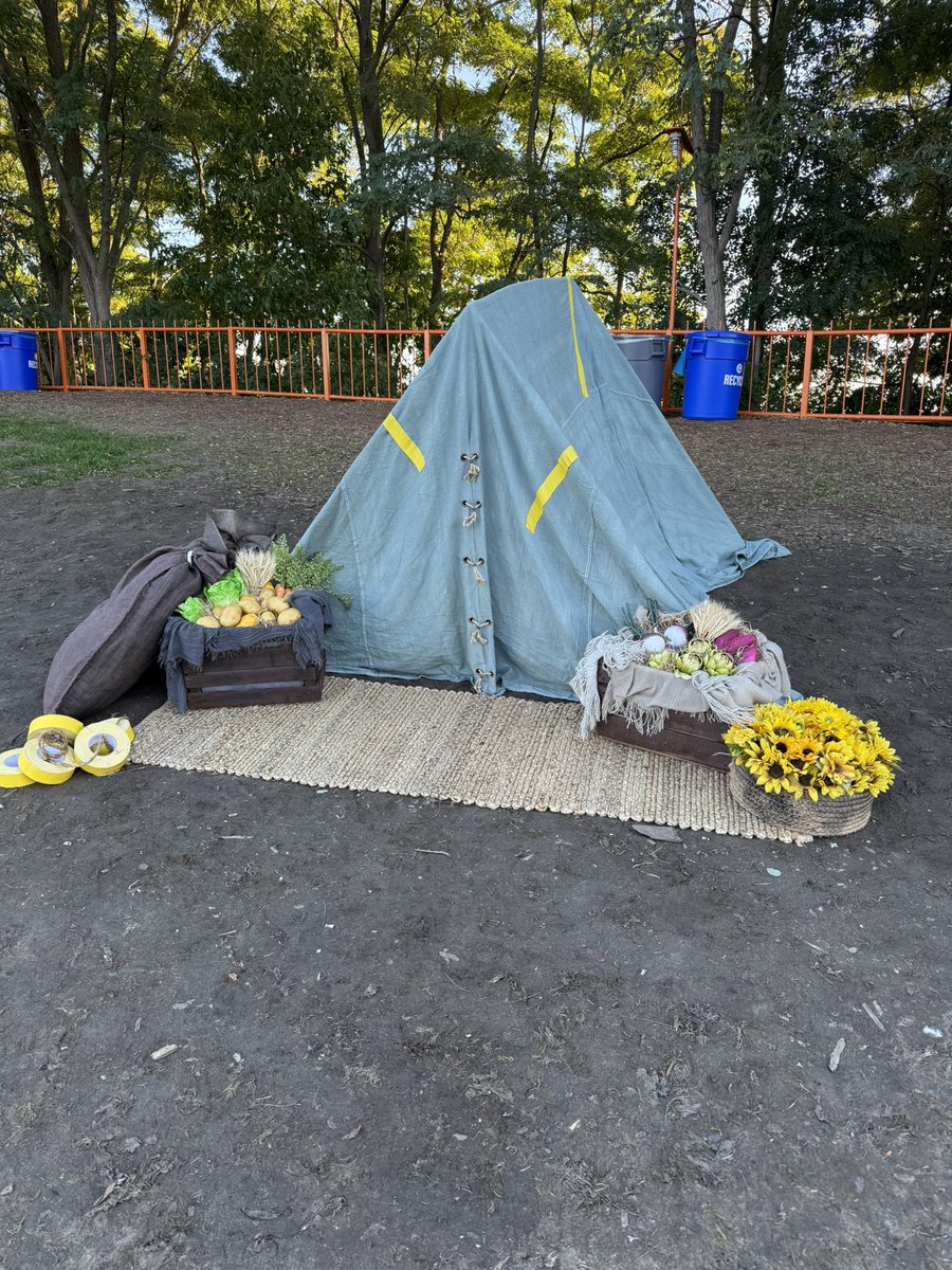 El carro de Heavydirtysoul está en la zona de BANDITO CAMP y algunos fans armaron ahí sus carpas 💛