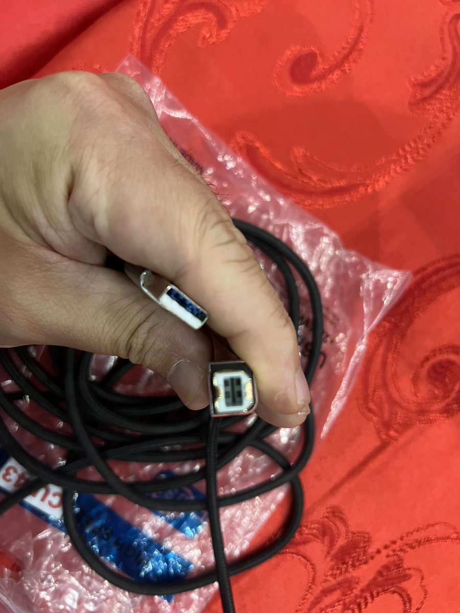 SAINT1342's tweet image. Thanks to the Bolivian community for helping me get a USB cable locally after mine broke on the first day of the Dojo event. Unfortunately, it still disconnects. If anyone has a USB 3.0 cable like the one in the picture, or knows where to buy one, please let me know.