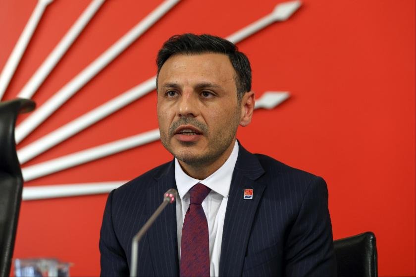 Geri zekalıya anlatır gibi;

Cumhuriyet Halk Partisinin,

Genel Başkanı           İstanbul İl Başkanı