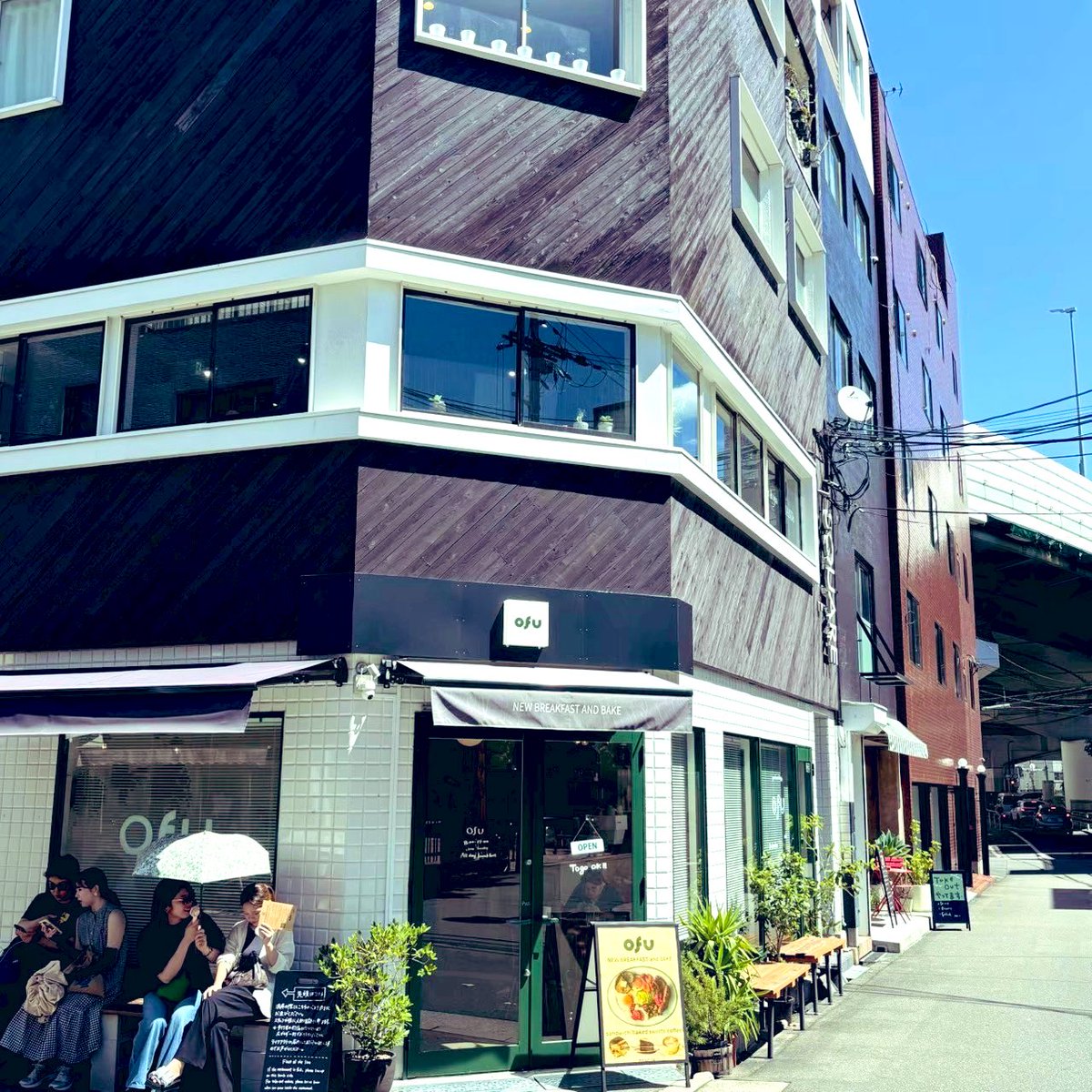 salami_rk's tweet photo. 珍しキ早起きのAnswer.
連並ぶビルの隙間影処は
残暑香も遠のキ
しっかりと秋めいてきた模様。
眩しい時間は短シよ
本格的に花よりダンゴ活動へ。
始まりはにっこりfried egg
太陽的ブラッドオレンジの
シュワシュワ泡で
刺激的におはよう、致しまス。
#目覚めのひと匙
#ofu
#北浜界隈 https://t.co/6oDcWxzwDN