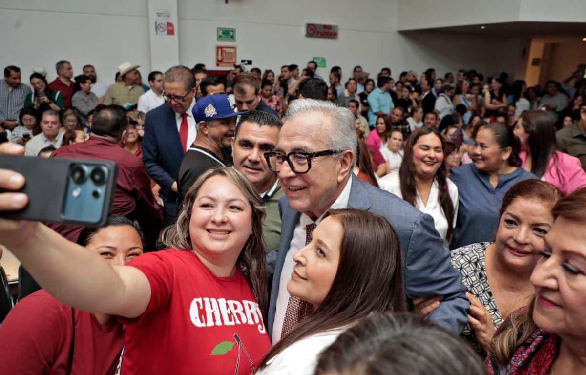 Reconozco la labor del grupo parlamentario de Morena en Sinaloa, que presentó su 1er Informe de la LXV Legislatura del H. <a href="/congresosinaloa/">Congreso del Estado de Sinaloa</a>. Atender las necesidades del pueblo y generar acciones concretas para el bienestar de las familias sinaloenses es la verdadera medida de la