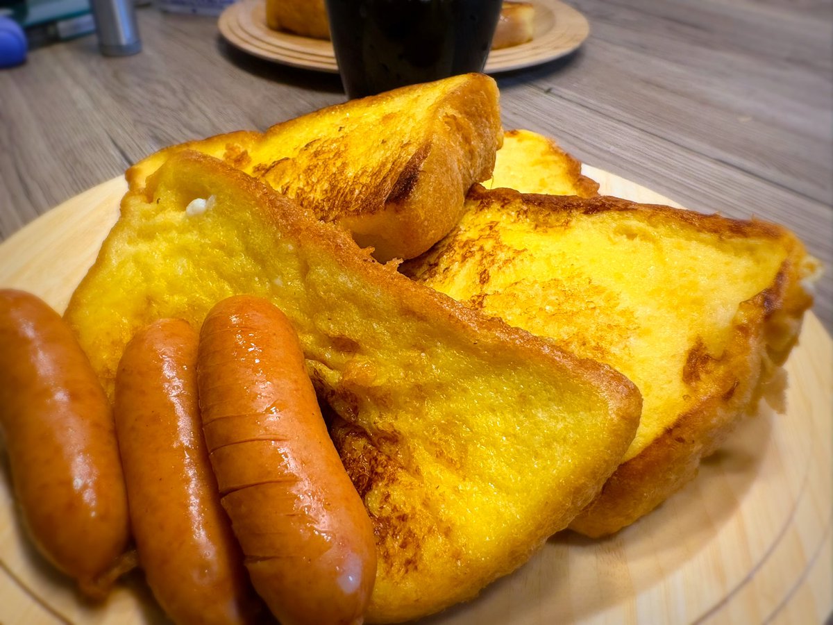朝からすごい量のフレンチトーストを食べさせる