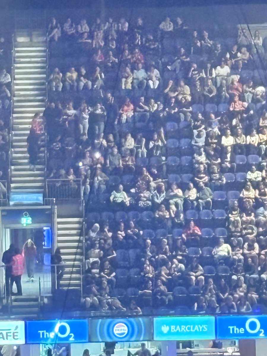 SayersBHAFC's tweet image. To the LEGENDS in block 403 who were communicating with me via torch, you are incredible 😂😂😂

From your light buddy in 420!

#BustedVSMcFly @mcflymusic @Busted #Busted #O2Arena