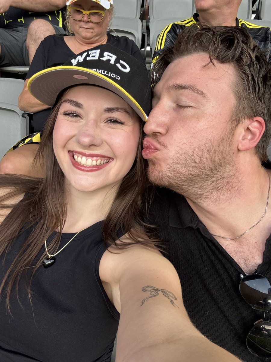 liddiebajiggie's tweet image. LET’S!!! GO!!!! CREWWWW!!!!!!! 🖤💛⭐️