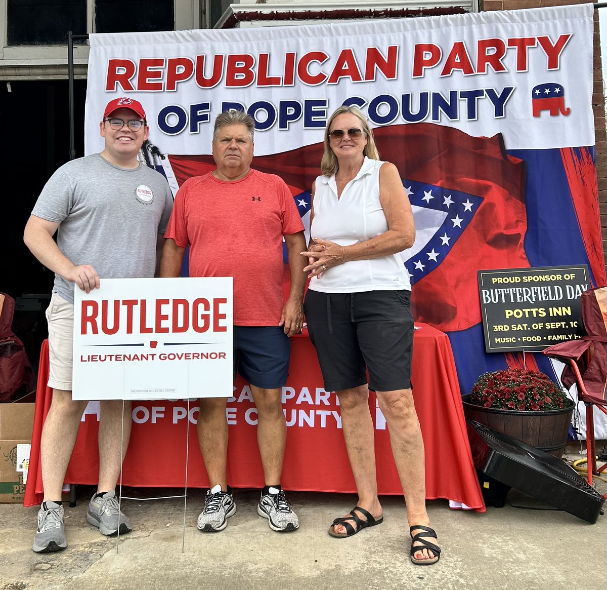 Team Rutledge had a great time visiting with folks at Butterfield Day in Pottsville! Pope County is ready to re-elect Lieutenant Governor Leslie Rutledge! 🇺🇸