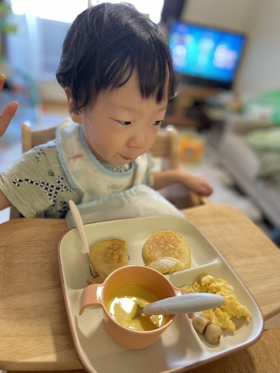 おはようございます☀️

昨日から夫不在のため妹が泊まりに来ています🙂
なので朝ご飯はりきって作りました✌️

久しぶりにホットケーキ🥞プレートに
しました😙✨
喜んで食べてくれた🤲´-

息子もホットケーキ気に入ってました😊

 #休日ご飯 
 #朝ごパン 
 #ホットケーキ