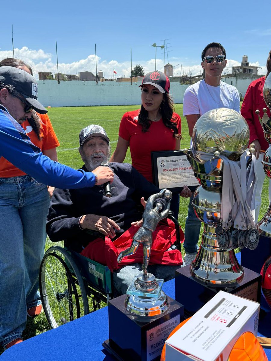VICENTE PERADA Y RUTH SALINAS 

La legisladora local de <a href="/MovCiudadanoMX/">Movimiento Ciudadano | Movimiento Naranja</a> <a href="/RuthSalinasR/">Ruth Salinas Reyes</a>  acudió a la Final del torneo de la liga mexiquense de futbol A.C, donde se reconoció a Don Vicente Pereda, el diablo mayor, quienes entregaron trofeos a los ganadores.