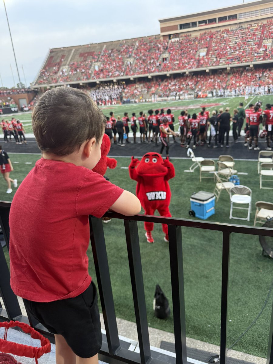 jeffpcarter's tweet photo. @WKUFootball @wku @WKUSports @WKUAlumni 
Big Red waving to a young fan😃 https://t.co/uw4ndmcRMm
