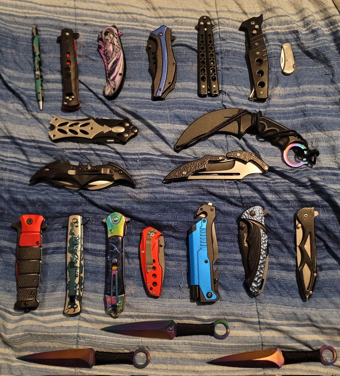 DeformedChickin's tweet photo. I GOT MORE K-NIVES! https://t.co/XEci5GwDz8