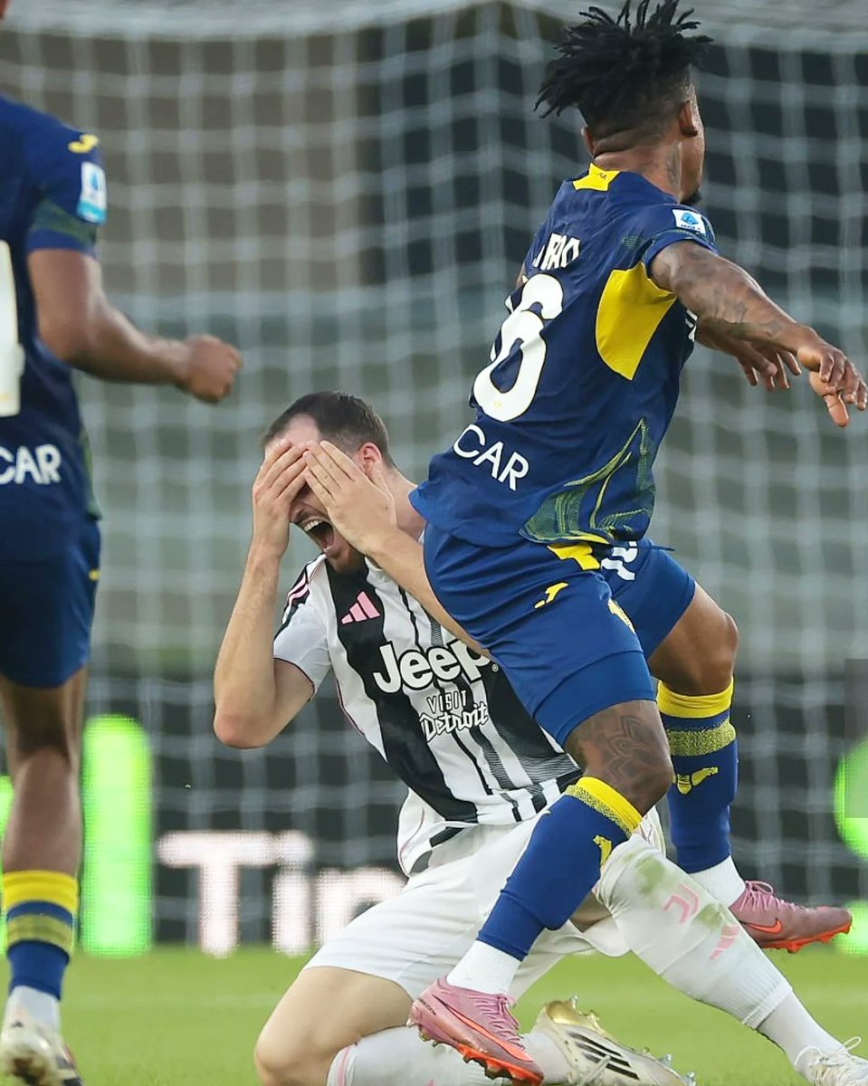 La_Bianconera's tweet image. Detto che stavamo vincendo prima del disastro arbitrale, è stato evidente il calo nel 2°t, giocato praticamente senza cc!
Le scusanti ci sono (preparazione corta, inizio tosto, post infortuni, ecc), oggi davvero tanti sulle gambe.
Work in progress, serve pazientare! #VeronaJuve