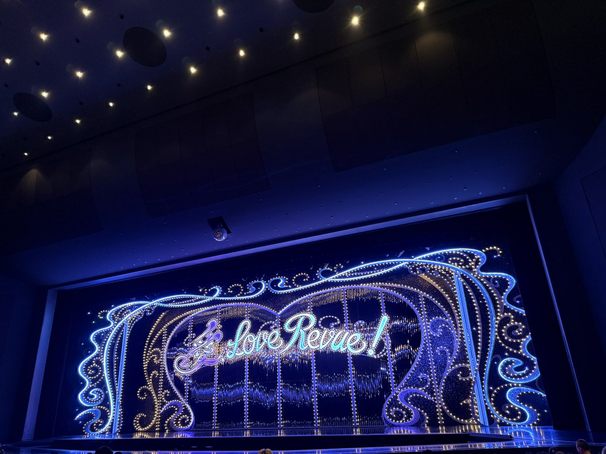 昨日は貸切公演で花組観てきました🦇
幕間が開けていざショーが始まると思ったら、近くのお席でマダムがヒス起こしちゃってびっくりした！
スタートも遅れたし、ひとこちゃん板付きだからヒス聴こえてたかもな🤦‍♀️
｢大変長らくお待たせ致しました｣はこっちのセリフだよ、ごめんね生徒さん達…