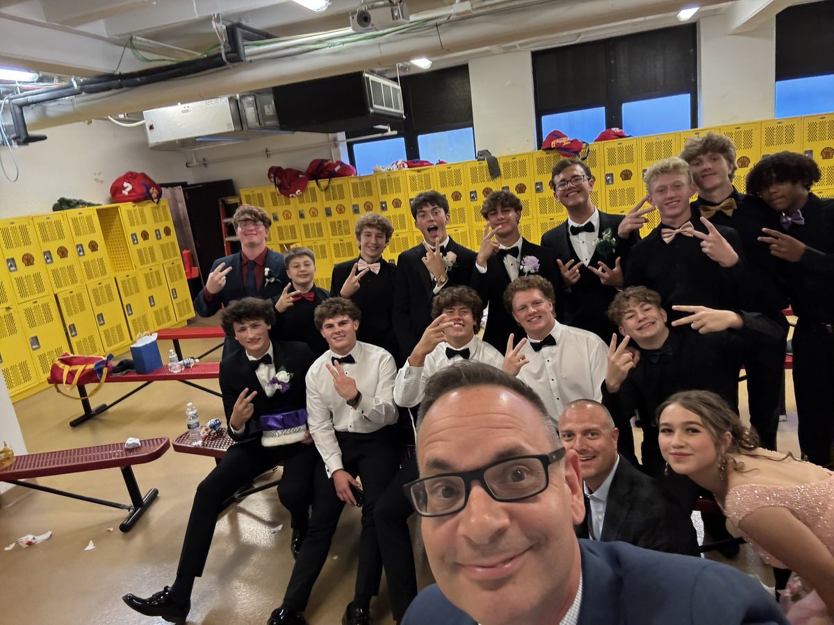 What an awesome group! They are all Queens and Kings in my book! #GoShells #HoCo2025 #RoyalBloom <a href="/RHS_Shells/">Roxana High School</a>