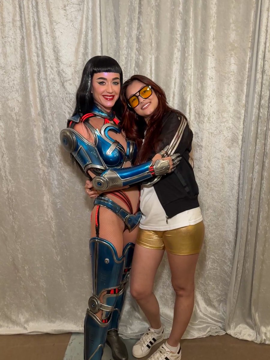 E se encerra mais uma passagem inesquecível da Katy Perry pelo Brasil 🧡 A The Lifetimes Tour nos proporcionou lindos encontros do nosso time com a Katy!
Cada momento ao lado dela reforça o tamanho da honra que é poder celebrar sua música e sua luz de tão perto. Representar a