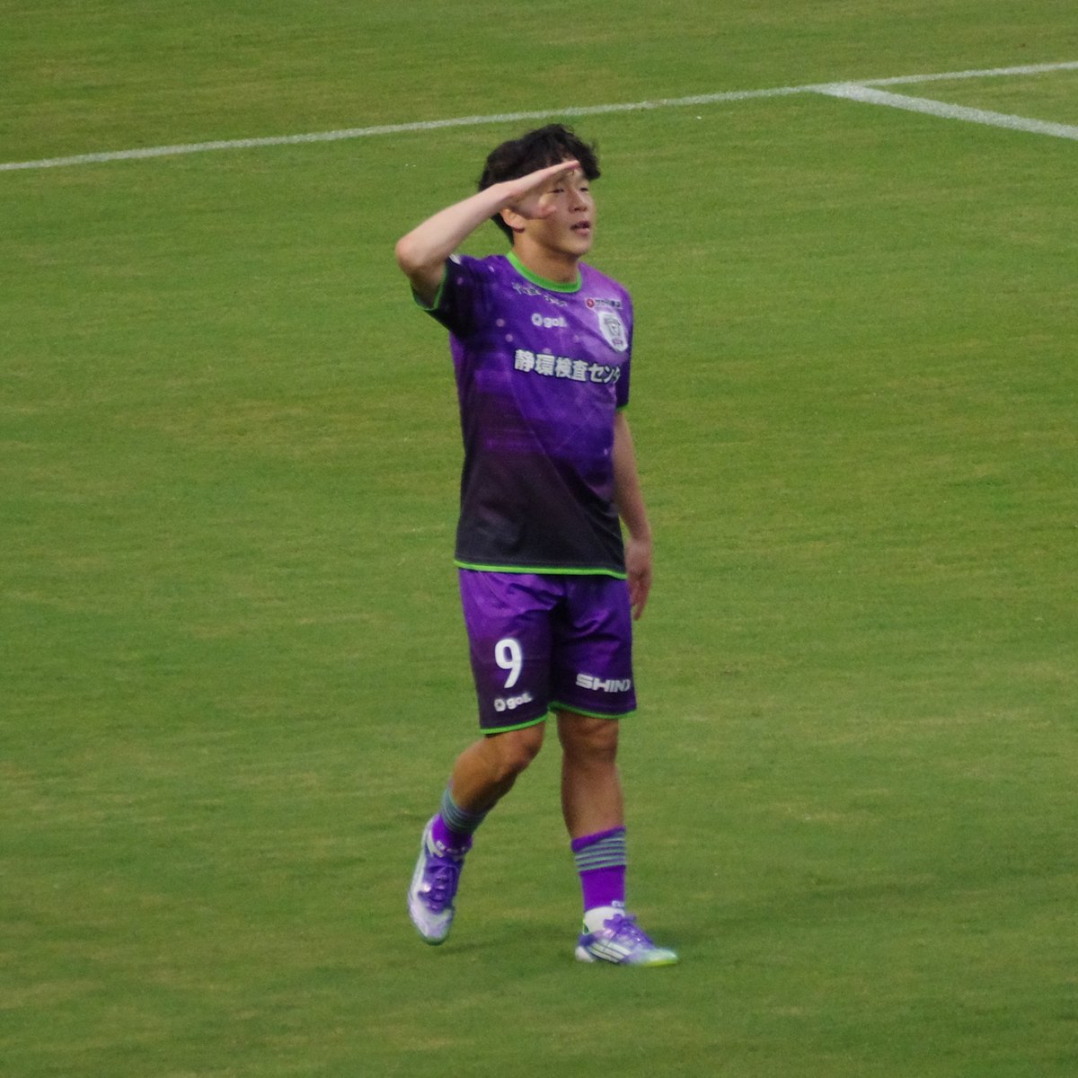 tateito_irs's tweet image. 2025J2リーグ第30節、藤枝対磐田。
#矢村健 選手のゴールパフォーマンス。
←いつもの
フットークの→
 #藤枝MYFC #藤枝 #MYFC #J2 #ヒデとキトーのFooTALK! #フットーク