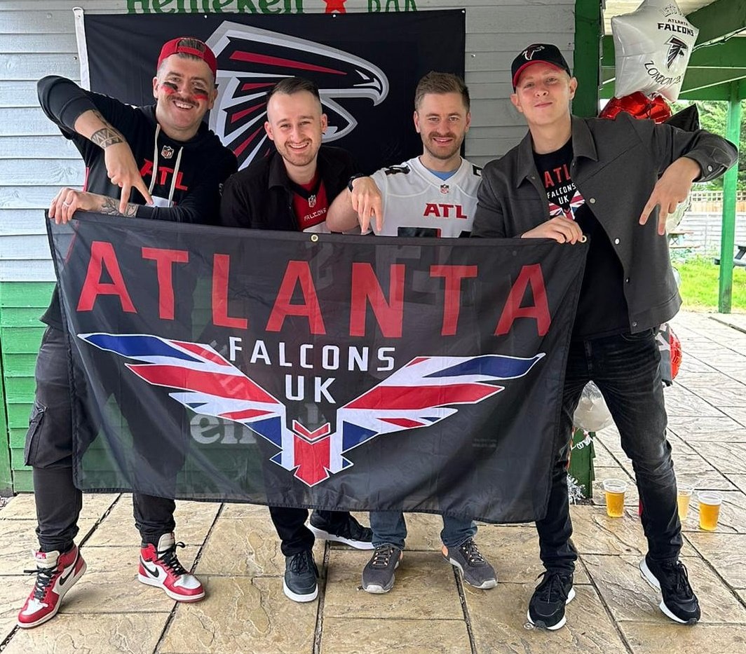 ATLFalconsUK's tweet image. From two lads wanting to get into a new sport, to four lads meeting through this incredible team.

Over 11,000 followers across our socials, 113 podcast episodes, pitchside at the Benz, NFL games down in London, TV interviews in the U.K &amp;amp; across the pond on top of countless other…