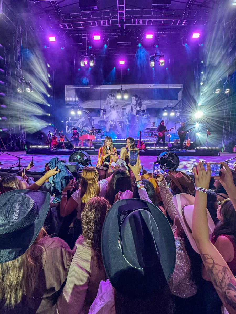 haashoficial's tweet image. Tijuana, qué manera de cantar! 🔥
Cada vez que volvemos, nos recuerdan por qué hacemos lo que hacemos.
Gracias por regalarnos una noche única y por abrirle las puertas de nuevo a Haashville.
Los amamos siempre. 💕 🌵👢🤠