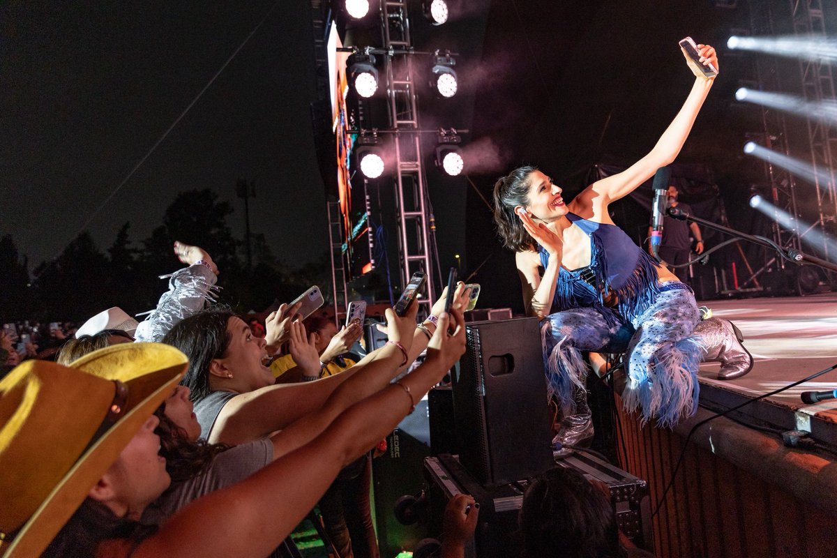 haashoficial's tweet image. Tijuana, qué manera de cantar! 🔥
Cada vez que volvemos, nos recuerdan por qué hacemos lo que hacemos.
Gracias por regalarnos una noche única y por abrirle las puertas de nuevo a Haashville.
Los amamos siempre. 💕 🌵👢🤠