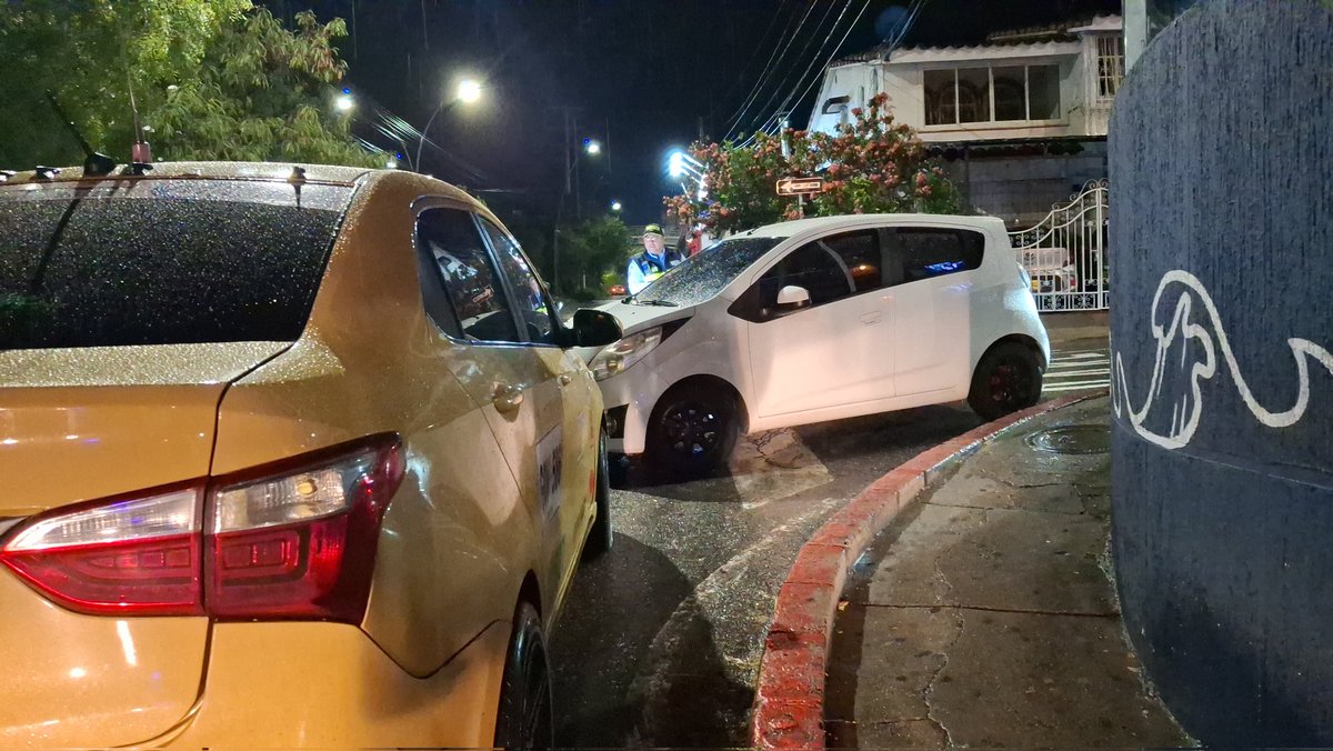 DTFloridablanca's tweet photo. 🚨 Control vial en Floridablanca
La #DTTF, junto a @PoliciaBmanga, realizó operativos en diferentes sectores para sancionar a conductores que incumplen las normas: exceso de velocidad, mal parqueo, consumo de licor y violación a la restricción nocturna de motocicletas. https://t.co/EctcKz2weL