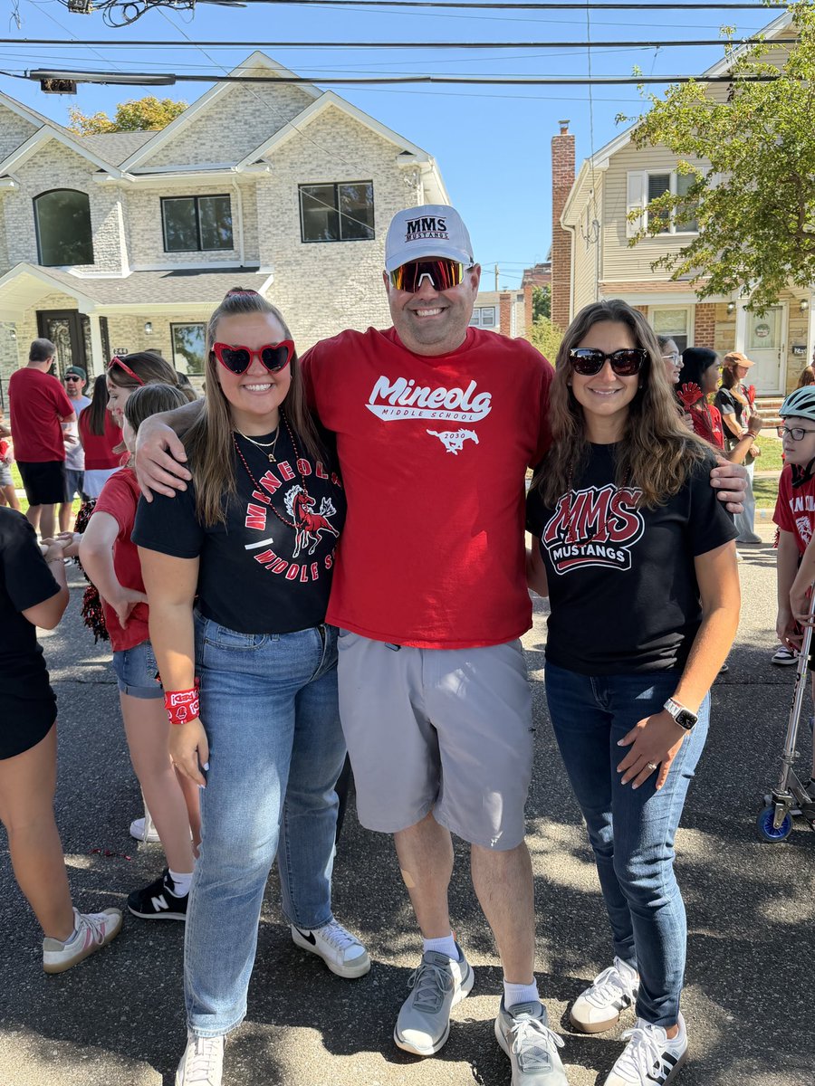Feeling #MineolaProud at homecoming, representing <a href="/MineolaMS/">Mineola Middle School</a>. <a href="/MineolaUFSD/">Mineola UFSD</a>