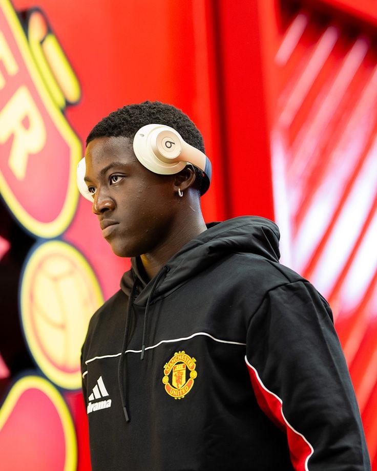 Everything aside, what did Mainoo do to deserve this?