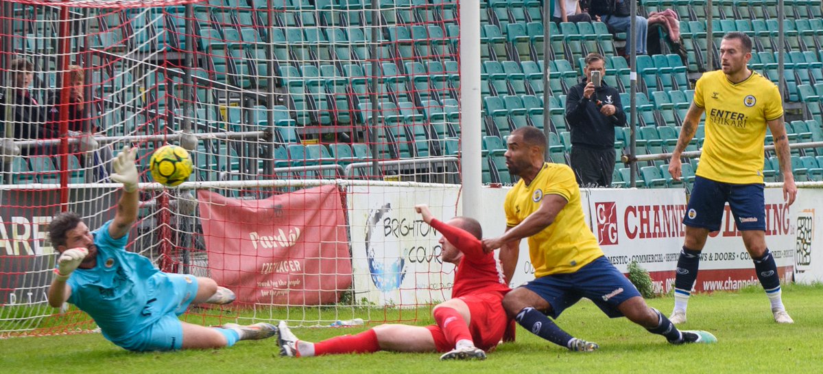 Whitehawk 1 St Albans City 1

Very late equaliser denies Hawks the points

Pics from today's clash at the Enclosed Ground:
flickr.com/photos/agschof…

#COYH
