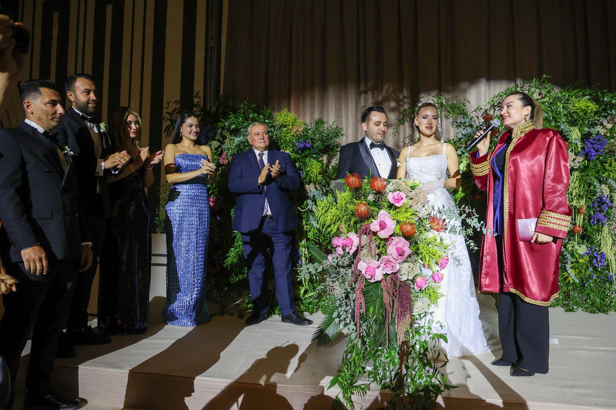 Çok kıymetli dostum Ayhan Kızılsavaş’ın evladı Serhat ile Ela kızımızın mutlu günlerine ortak oldum. Antalya Büyükşehir Belediye Başkan Vekilimiz Büşra Özdemir’in kıydığı nikahta şahitlik etmekten mutluluk duydum. Serhat ve Ela kardeşime bir ömür boyu mutluluklar diliyorum.