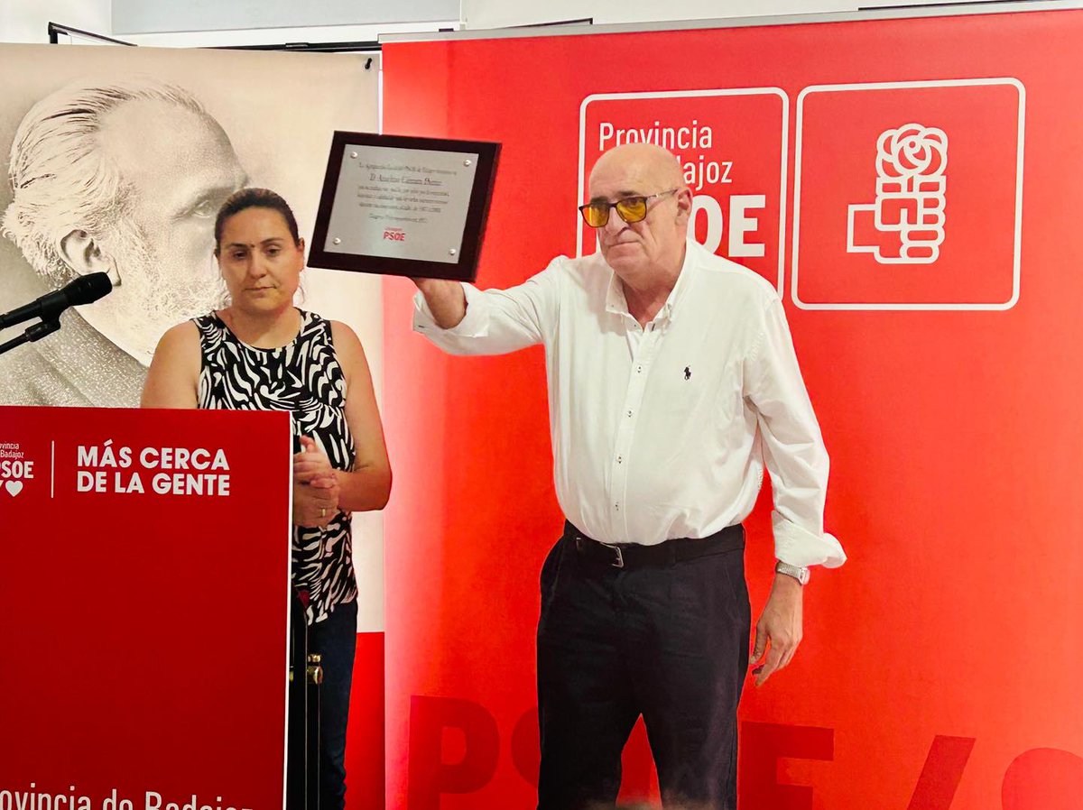 🟥𝐍𝐮𝐞𝐬𝐭𝐫𝐨 𝐬𝐞𝐜𝐫𝐞𝐭𝐚𝐫𝐢𝐨 𝐠𝐞𝐧𝐞𝐫𝐚𝐥, 𝐌𝐚𝐧𝐨𝐥𝐨 𝐁𝐨𝐫𝐫𝐞𝐠𝐨, ha participado en el 𝐡𝐨𝐦𝐞𝐧𝐚𝐣𝐞 𝐚 𝐀𝐧𝐬𝐞𝐥𝐦𝐨 𝐂𝐚́𝐦𝐚𝐫𝐚 𝐃𝐮𝐫𝐚́𝐧, alcalde de Usagre entre 1987 y 2003 y referente del socialismo en la provincia.