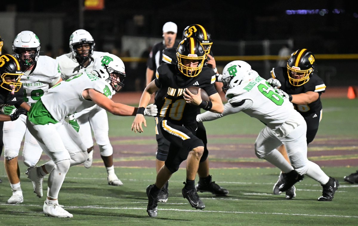 vcspreps's tweet photo. Sophomore QB Conner Petrov accounted for five scores as the Simi Valley High football team handed Thousand Oaks its first loss of the season. With Photo Gallery.
👇👇👇👇
https://t.co/yJtFbE1asA https://t.co/jVGuMmSq25