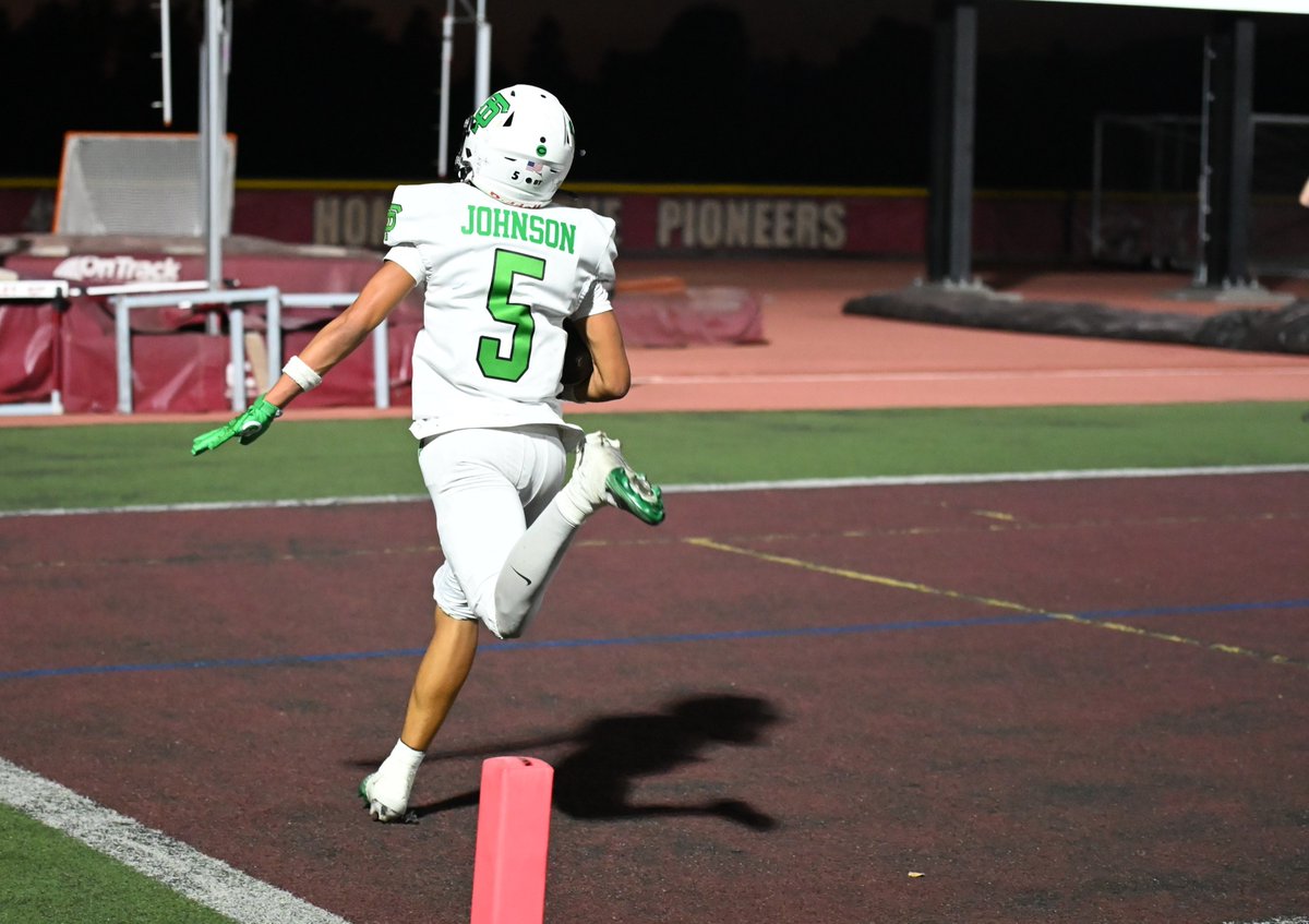 vcspreps's tweet photo. Sophomore QB Conner Petrov accounted for five scores as the Simi Valley High football team handed Thousand Oaks its first loss of the season. With Photo Gallery.
👇👇👇👇
https://t.co/yJtFbE1asA https://t.co/jVGuMmSq25