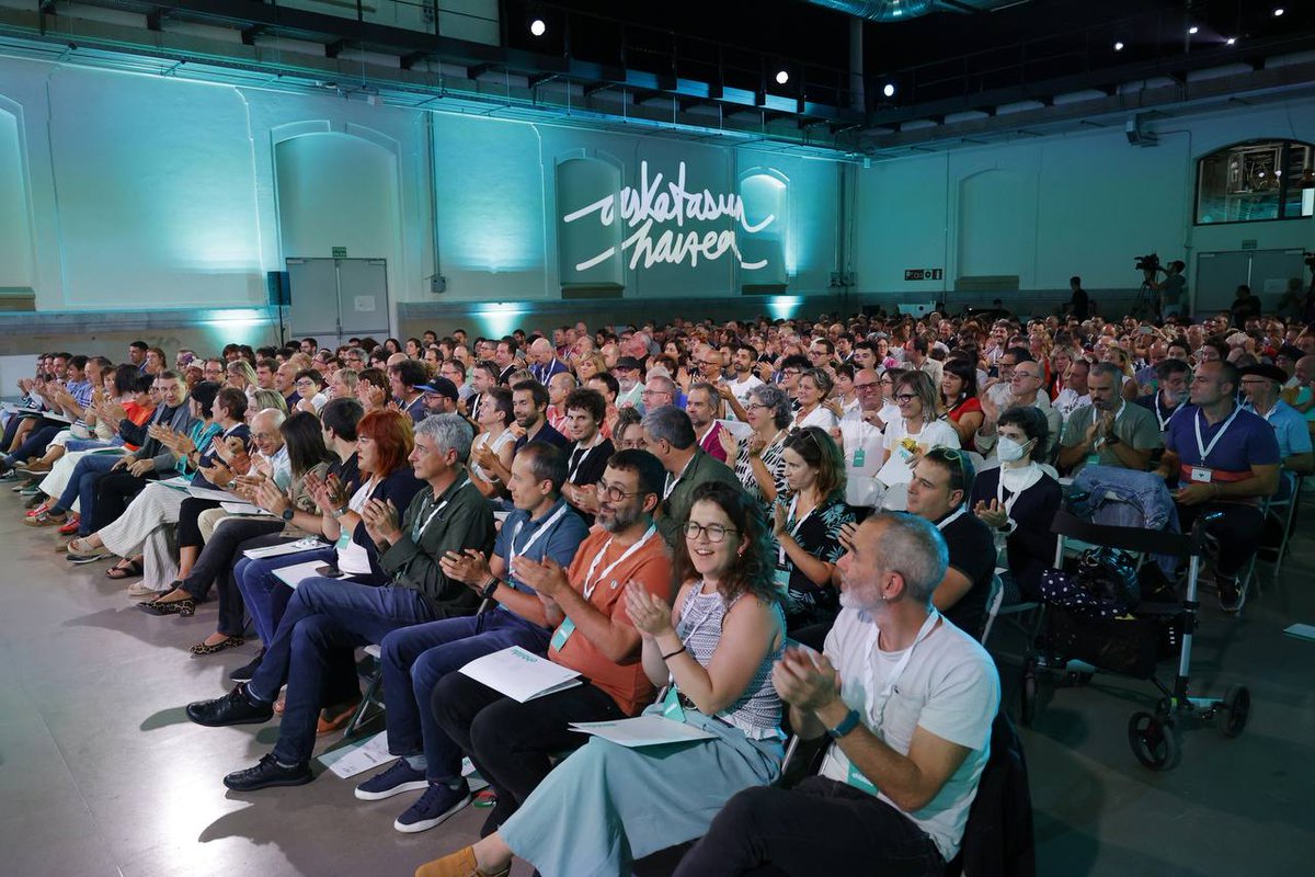 .<a href="/ehbildu/">EH Bildu</a>|ren Konferentzia Politikoan elkartu gara gaur eta datozen hilabeteetarako bideorria adostu dugu. Herri proiektu partekatu bat eraikitzeko Elkarrizketa Nazionala deritzon ariketa kolektiboa egitera goaz.

Herritik, herriarentzat eta herriarekin.
#AskatasunHaizea