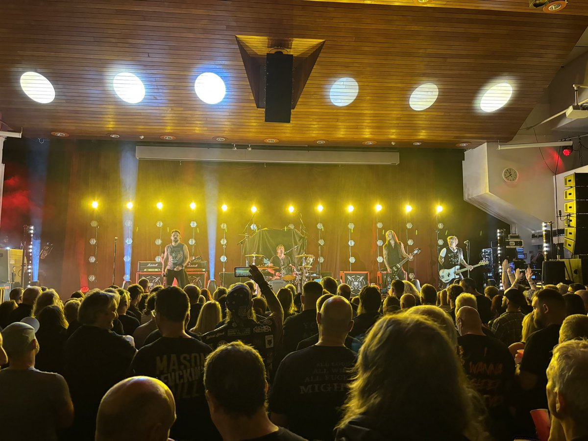 GoodnightLA's tweet photo. @TheNewRoses smashing it at Lancaster Uni #massivewagons https://t.co/U6z8thTWl1