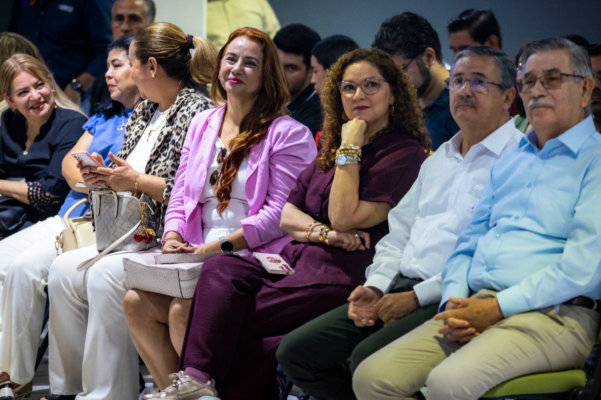 Hoy inauguramos la Maestría en Docencia de las Ciencias, Campo Saberes y Pensamiento Científico en la UPES, con 168 maestras y maestros que seguirán elevando la calidad educativa en Sinaloa.

La preparación de nuestras y nuestros docentes es la mejor inversión en el futuro de