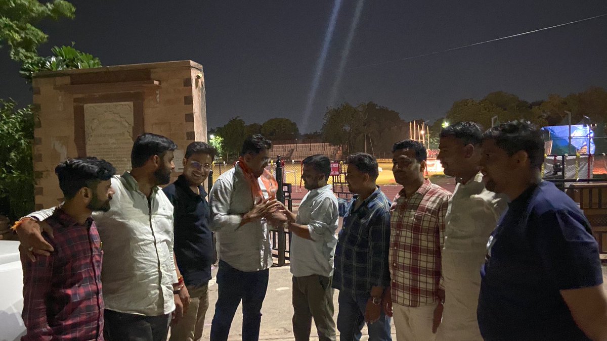 devkishanmaru's tweet photo. आज सुबह जोधपुर में आयोजित होने वाली #NaMoYuvaRun की तैयारियों को लेकर 
रात्रि में कार्यक्रम स्थल पर, भाजयुमो टीम के साथ सम्मिलित हुआ।

@narpatcharan811 @Gauravpjain7777
@PrithviVishnoi3 
#NashaMuktBharat

@sunilbansalbjp
@Tejasvi_Surya
@BJYM https://t.co/n5OJodb7ob