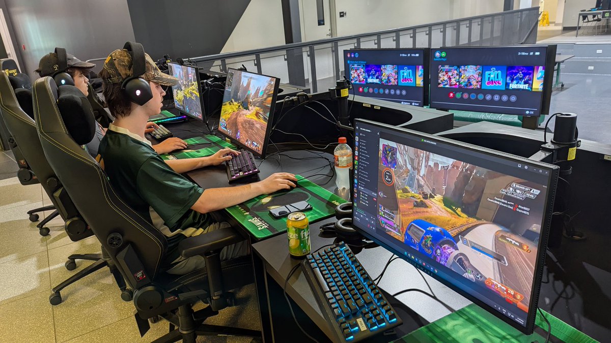 ChronoCreative's tweet photo. Coaching both the @SaintsGamingCA Green and the new Gold team today in @OctaneCollege Premier Quals #sccwin https://t.co/e7VOjfGNND