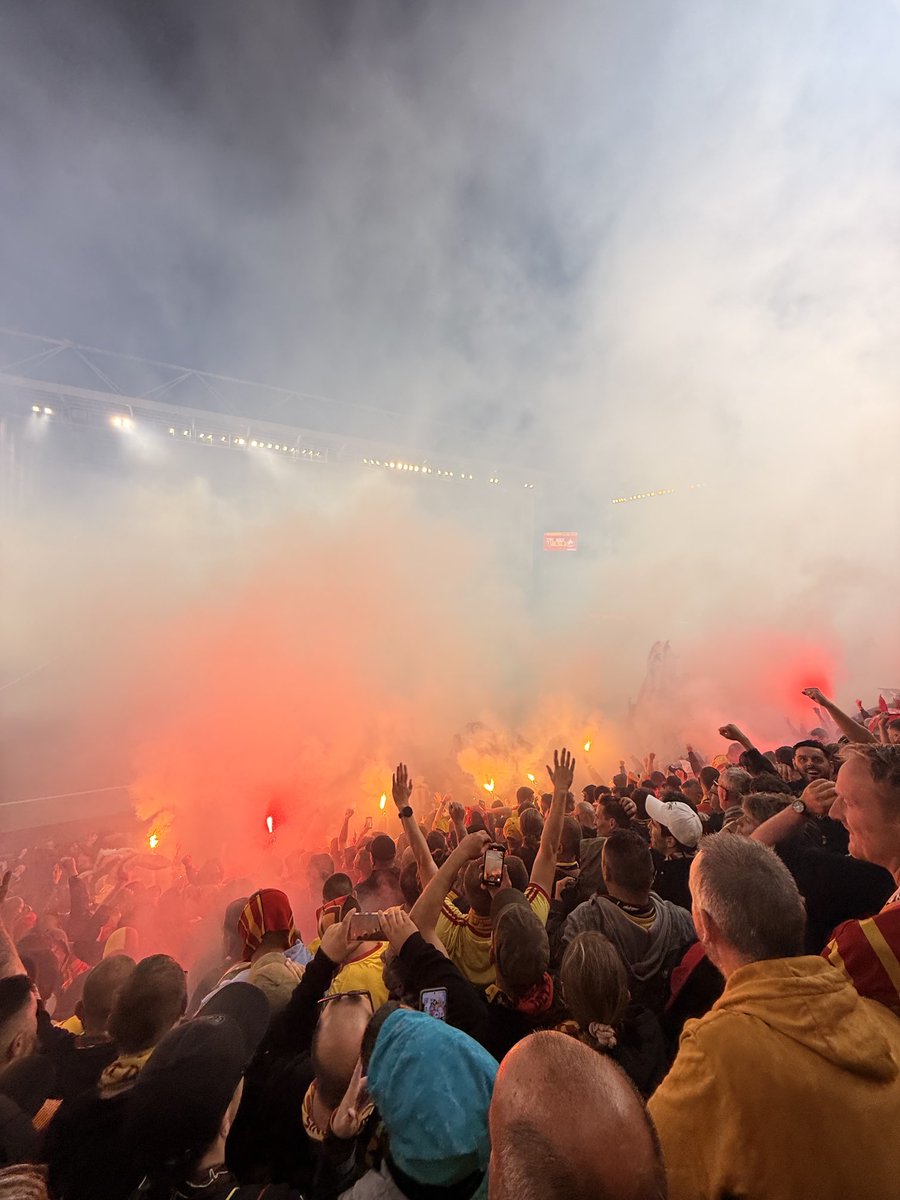 alxNNN's tweet image. La Liberté guidant le peuple @rclens #rcllosc ❤️💛