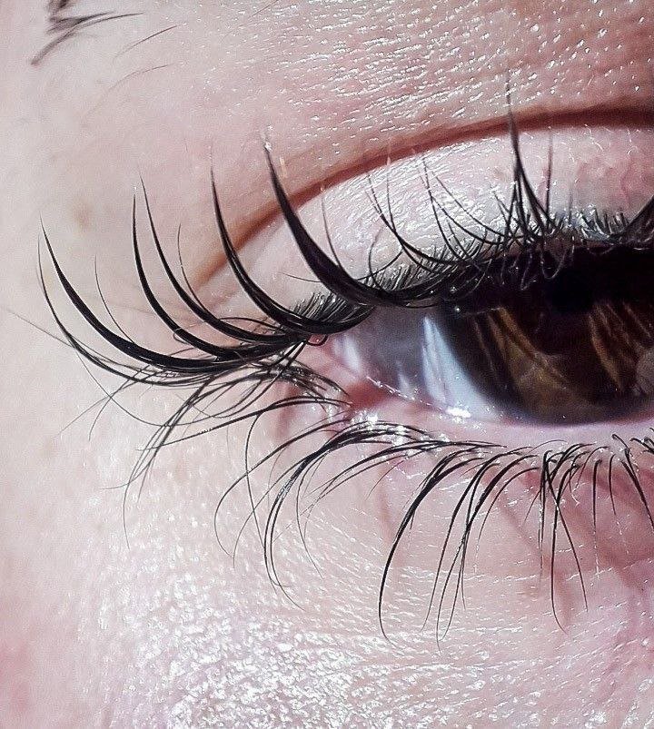قـوية ومـزاجية وسـيدة النـكد وأحـن مخلوقه😌
