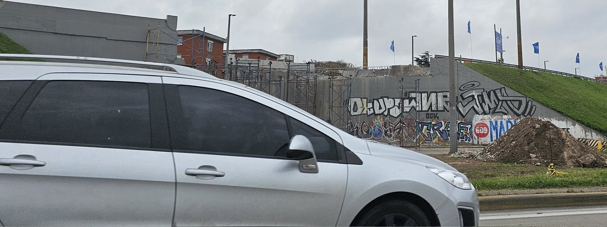 Llevamos casi dos meses más o menos que aquel camión dejó inutilizado el puente de acceso a Bulevar Artigas y recién ahora empezaron la obra, 2 meses un puente gobierno e Intendencia mismo palo, y dicen que van a hacer esto aquello y lo otro con el transporte jajajaja