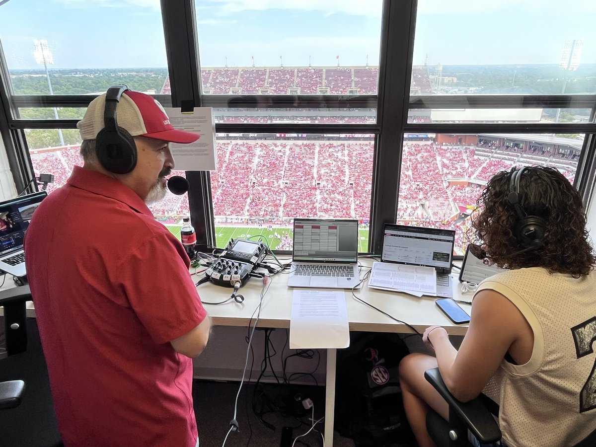 LosSooners's tweet image. Gran entrevista con la Mamba Latina 🐍@AALIYAH2CHAVEZ  y  estamos emocionados por el arranque de la temporada de @OU_WBBall 🏀 

#VamosSooners #BoomerSooner