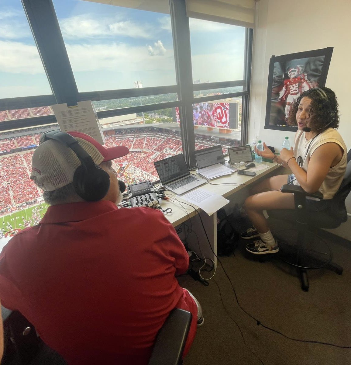 LosSooners's tweet image. Gran entrevista con la Mamba Latina 🐍@AALIYAH2CHAVEZ  y  estamos emocionados por el arranque de la temporada de @OU_WBBall 🏀 

#VamosSooners #BoomerSooner