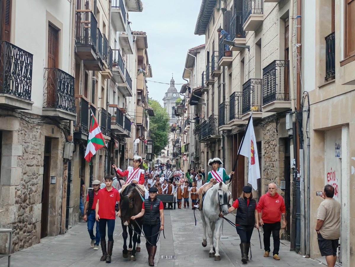 Oraindik herriko jaiak hasi ez ditugun arren, nabari da jai giroa. Egun berezia gaurkoa.

Atxolorra, erraldoien konpartsak, haurren danborrada... Egun berezia, benetan.

Mila esker ekintzotan parte hartu duzuen guztioi. Ongi etorri, oñatiar jaio berriei.