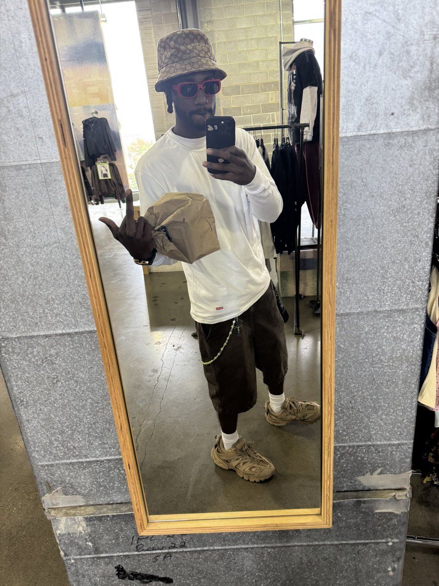 1489Strongway's tweet photo. Get the fuck up out my face,  I ain’t grooving witcha 🙉 https://t.co/N5Zjqm1v2O