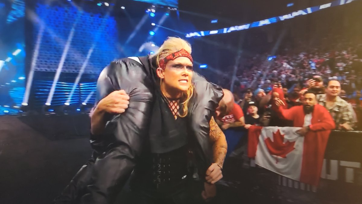 Beth Phoenix just showed up at AEW All Out to even the odds!!! 

#AEWAllOut | #AEW