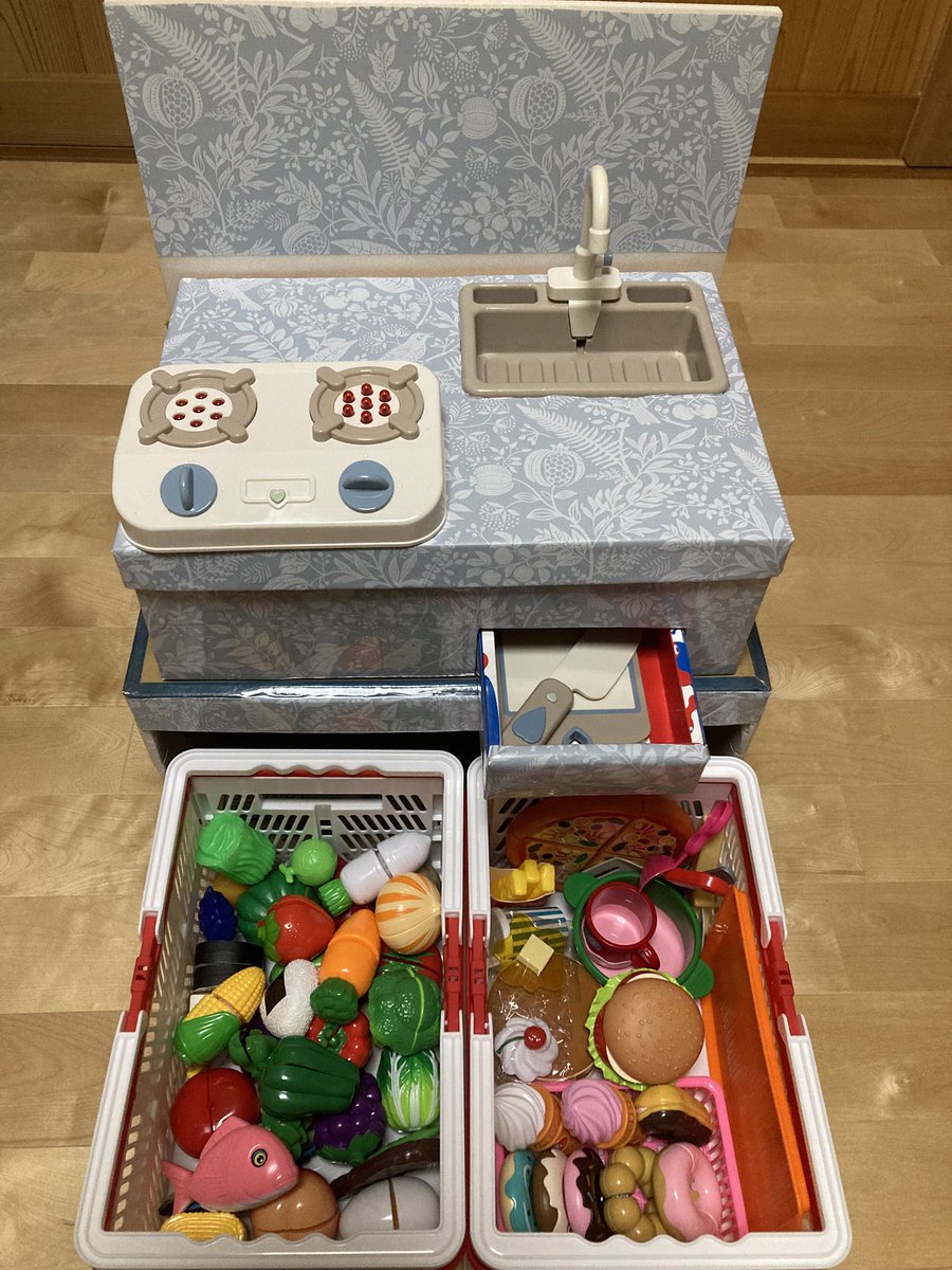 05sama's tweet photo. 100均のおままごとの可愛すぎてめっちゃ買った😂
夜鍋してXで見かけたの参考にキッチン作ってみたけど、とても雑で横から見たらこれwww https://t.co/XEciRniYt9