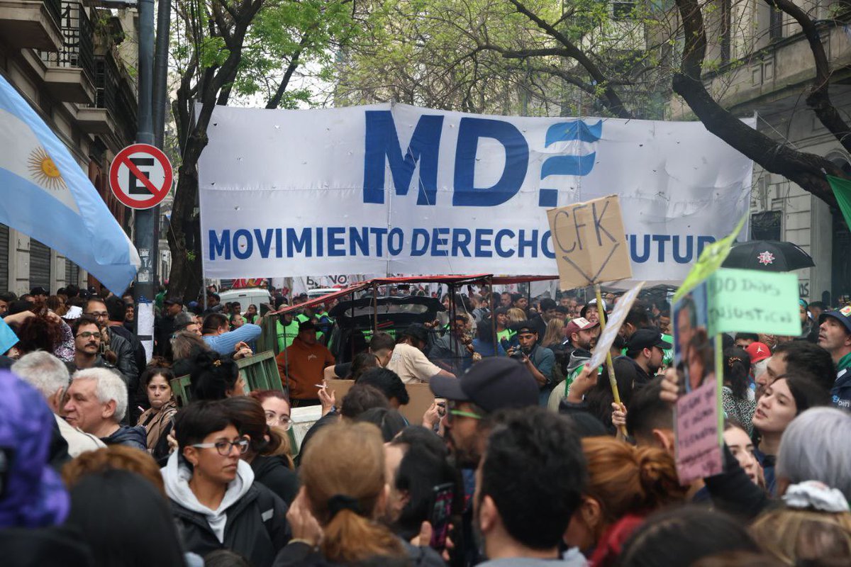 La Patria es el Otro (@patriaeselotrok) on Twitter photo 🔆🇦🇷 A 100 días de su detención injusta y arbitraria, acompañamos a <a href="/CFKArgentina/">Cristina Kirchner</a> encolumnados dentro del <a href="/MOVIMIENTODAF/">Movimiento Derecho al Futuro</a> en la puerta de San José 1111.
#CristinaLibre 🔆🇦🇷 A 100 días de su detención injusta y arbitraria, acompañamos a <a href="/CFKArgentina/">Cristina Kirchner</a> encolumnados dentro del <a href="/MOVIMIENTODAF/">Movimiento Derecho al Futuro</a> en la puerta de San José 1111.
#CristinaLibre