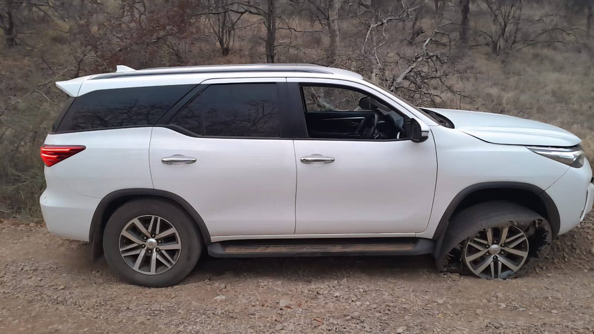 MDNnewss's tweet image. SANDF seizes luxury vehicles worth over R2.5 million at Limpopo border

The South African National Defence Force (SANDF) has intercepted three luxury vehicles valued at more than R2.5 million during operations along the Limpopo border with Zimbabwe over the past two weeks.

The…