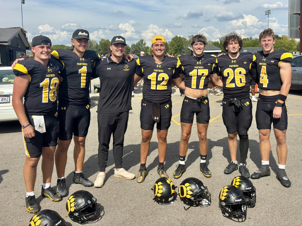 CortSmith78's tweet photo. Big GMAC win for these boys over Tiffin 20-14!!! ⚫️🟡🏈😤 https://t.co/xl5JIIl6bU