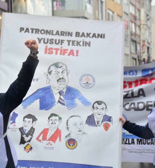 Öğretmenlerin tepkisi yüksek. Bakan'ın söylemlerine yönelik eleştiriler artıyor. Öğretmenler odası "artık yeter" diyor.  Ulusal basın, haber bültenleri Sendikanın suç duyusunu aktarıyor. 

Patron dernekleri ise sağırları oynuyor. Yayınevlerinin sahibi olanlar çok övündükleri